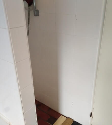 Aftekenen scharnierpunten douchedeur