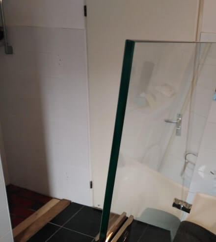 Houten latje op positie douchedeur