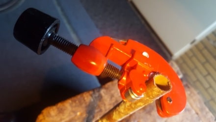 Waterleiding snijden met pijpsnijder